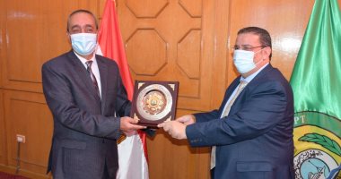 محافظ الإسماعيلية يكرم رئيس جامعة القناة وفريق عمل الدليل الإرشادى لضبط العمران