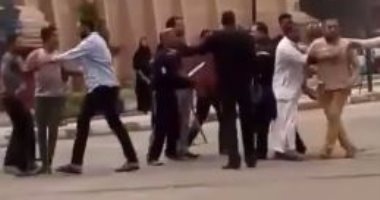 النيابة تعاين موقع جريمة قتل شخص وإصابة 2في الورديان بالإسكندرية وتسأل الشهود