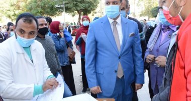 نائب رئيس جامعة أسيوط يتفقد حملة طلابية للتبرع بالدم والكشف عن الأنيميا.. صور