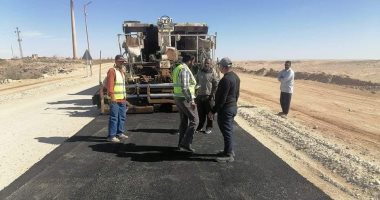 إزالة المطبات الهوائية بقرية أسمنت على طريق الخارجة فى الوادى الجديد