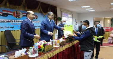 وزير القوى العاملة يوزع 2600 شهادة