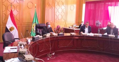 محافظ الإسماعيلية يستعرض الموقف التنفيذى لجولة الإعادة لانتخابات مجلس النواب