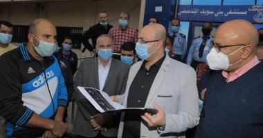 محافظ بنى سويف يطمئن على مديرة مستشفى ناصر إثر تعرضها لحادث سيارة ..صور