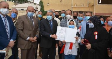 محافظ المنيا يكرم الطلاب الموهوبين بمدرسة الأمل للصم وضعاف السمع .. صور