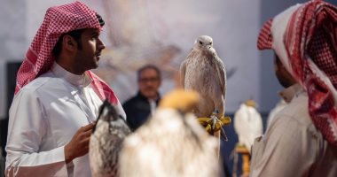 صور.. مهرجان الملك عبدالعزيز للصقور يجري قرعة ملواح الدوليين إلكترونياً