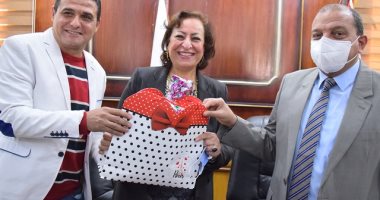 رئيس جامعة بنى سويف يكرم أمين عام الجامعة السابق.. صور
