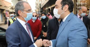 وزير الاتصالات ونائب محافظ المنوفية يتابعان صرف منحة العمالة غير المنتظمة
