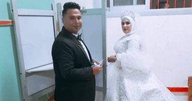 عروسان يدليان بأصواتهما فى انتخابات مجلس النواب بلجنة بالشرقية.. صور