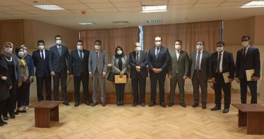 رئيس هيئة النيابة الإدارية يكرم فريق عمل الأكاديمية الوطنية للتدريب.. صور