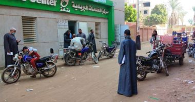 توافد المواطنين على مكاتب البريد لصرف منحة العمالة غير المنتظمة بقنا.. فيديو وصور