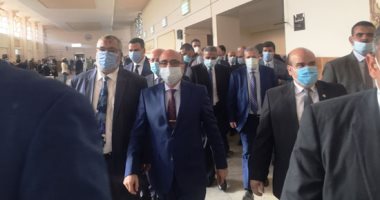 وزير العدل ومحافظ بورسعيد يشهدان أول جلسة إلكترونية بمجمع المحاكم.. صور