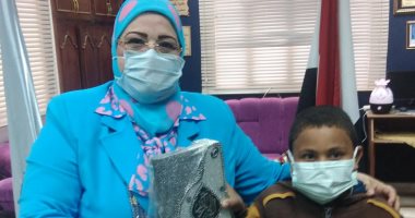 صور.. الطفل صاحب فيديو كنس الفصل بكفر الشيخ: تعودت على نظافة منزلى