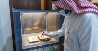 تعقيم مكتبة الحرم المكى كل 8 ساعات للوقاية من كورونا.. صور