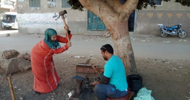سيدة المطرقة والسندان..