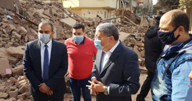محافظ المنيا يتفقد موقع انهيار منزل خالى من السكان بحى غرب.. صور