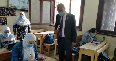 وكيل تعليم الفيوم يتابع الامتحان التدريبي للصف الأول الثانوى العام.. صور