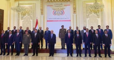 الحكومة اليمنية الجديدة تؤدى اليمين الدستورية أمام هادى فى الرياض.. صورة