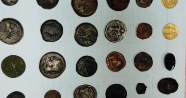 ضبط 85 عملة آثرية قبل تهريبها عن طريق مطار القاهرة.. صور