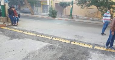تركيب مطبات لإجبار السيارات على السير فى الاتجاه الصحيح بمدينة المنيا.. صور