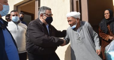 محافظ البحر الأحمر يسلم 24 أسرة شقق ومنازل بديل العشوائيات بالغردقة.. صور