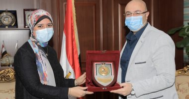 محافظ بنى سويف يكرم إلهام فضالى صاحبة أهم إنجاز فيزيائى عالمى فى 2020