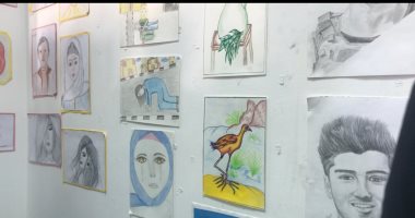 مبدعون من أسر شهداء الروضة يعرضون لوحات رسموها للشهداء بمعرض جامعة العريش