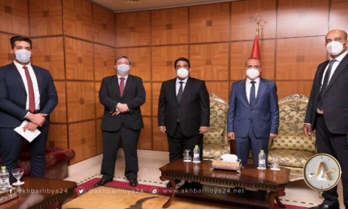 خلال لقائه المنفي.. السفير الإسباني: العلاقات بين ليبيا وإسبانيا علاقات متينة