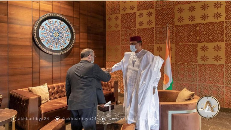 المشري يهنئ الرئيس النيجري بنجاح الانتخابات وانتقال السلطة سلمياً