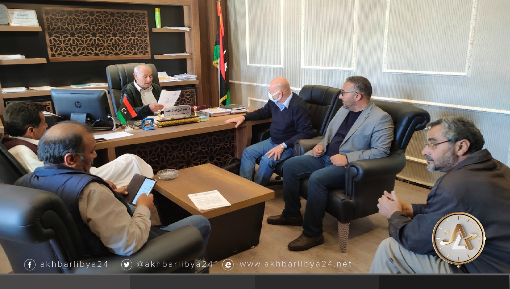 مندوب شركة إنجليزية يبحث مشاكل المياه مع تسييري طبرق
