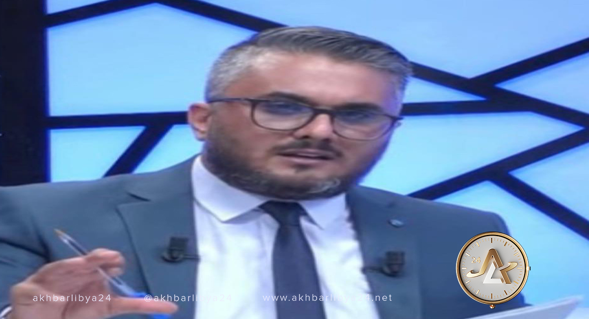احتجاز الإعلامي أحمد السنوسي بسبب تصويره أمام المصرف المركزي