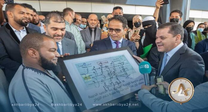 الدبيبة يشرف على تسليم أول دفعة من صكوك منحة الزواج