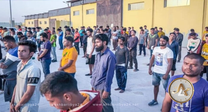 ليبي وخياط بنغلاديشي وراء العثور على 120 مهاجر على شواطئ بنغازي