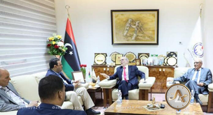 وزارة العمل تبحث مع الوطنية للنفط فرص تشغيل الباحثين عن العمل من التخصصات النفطية